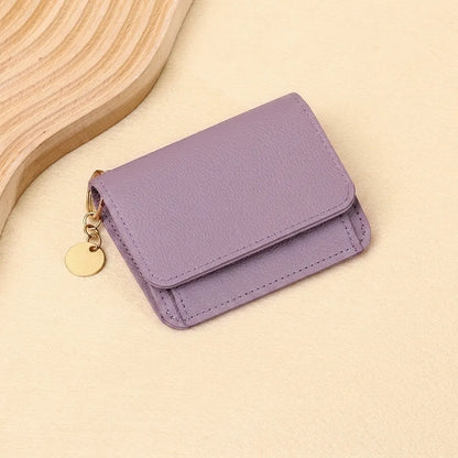 👜A retro-style wallet, palm-sized, that can hold multiple cards and features a hidden pocket.