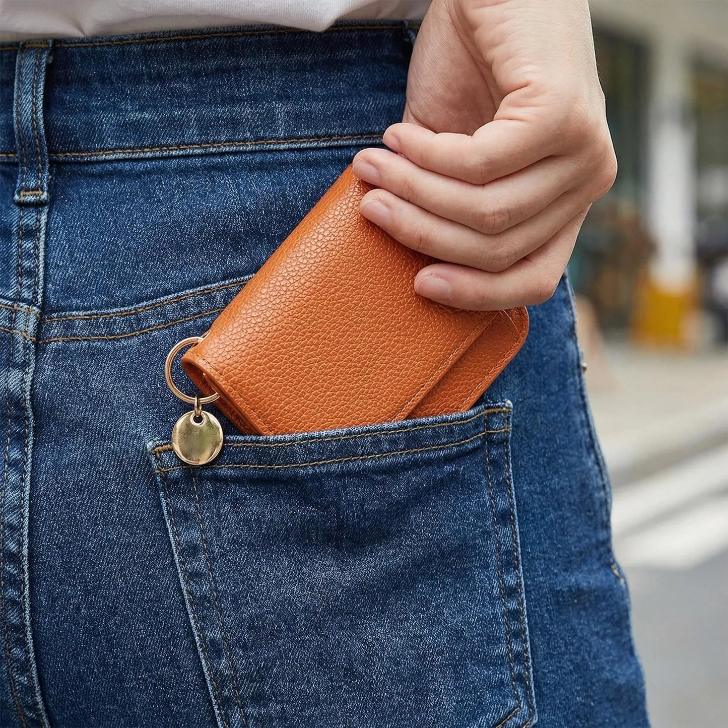 👜A retro-style wallet, palm-sized, that can hold multiple cards and features a hidden pocket.