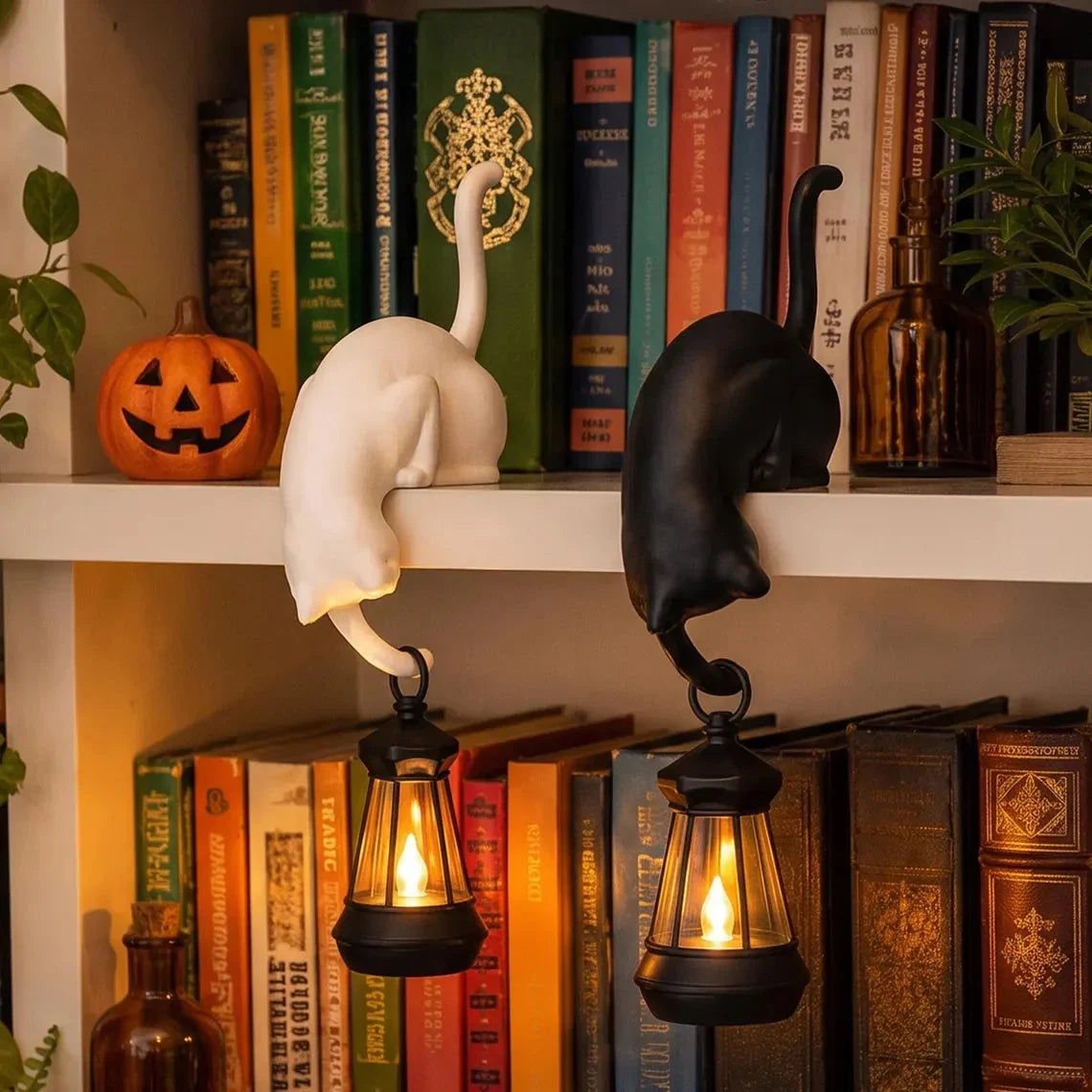 🐈‍This adorable cat figurine with LED lights can be placed on a bookshelf—it serves as both a cute bookshelf decoration and a practical keychain.