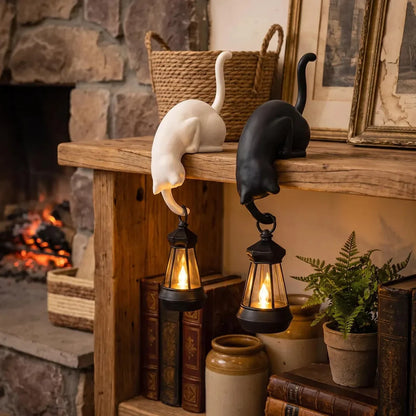 🐈‍This adorable cat figurine with LED lights can be placed on a bookshelf—it serves as both a cute bookshelf decoration and a practical keychain.