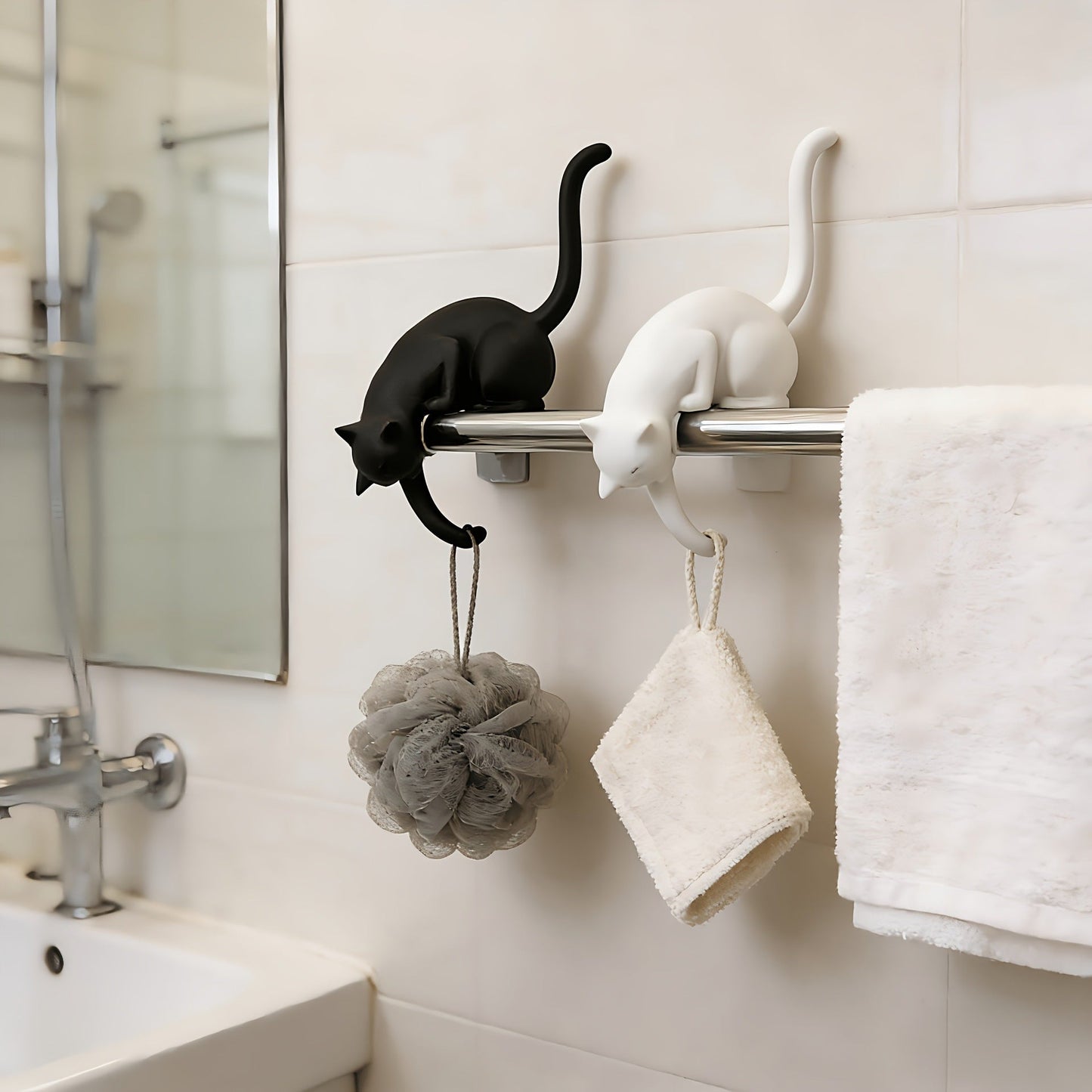 🐈‍This adorable cat figurine with LED lights can be placed on a bookshelf—it serves as both a cute bookshelf decoration and a practical keychain.