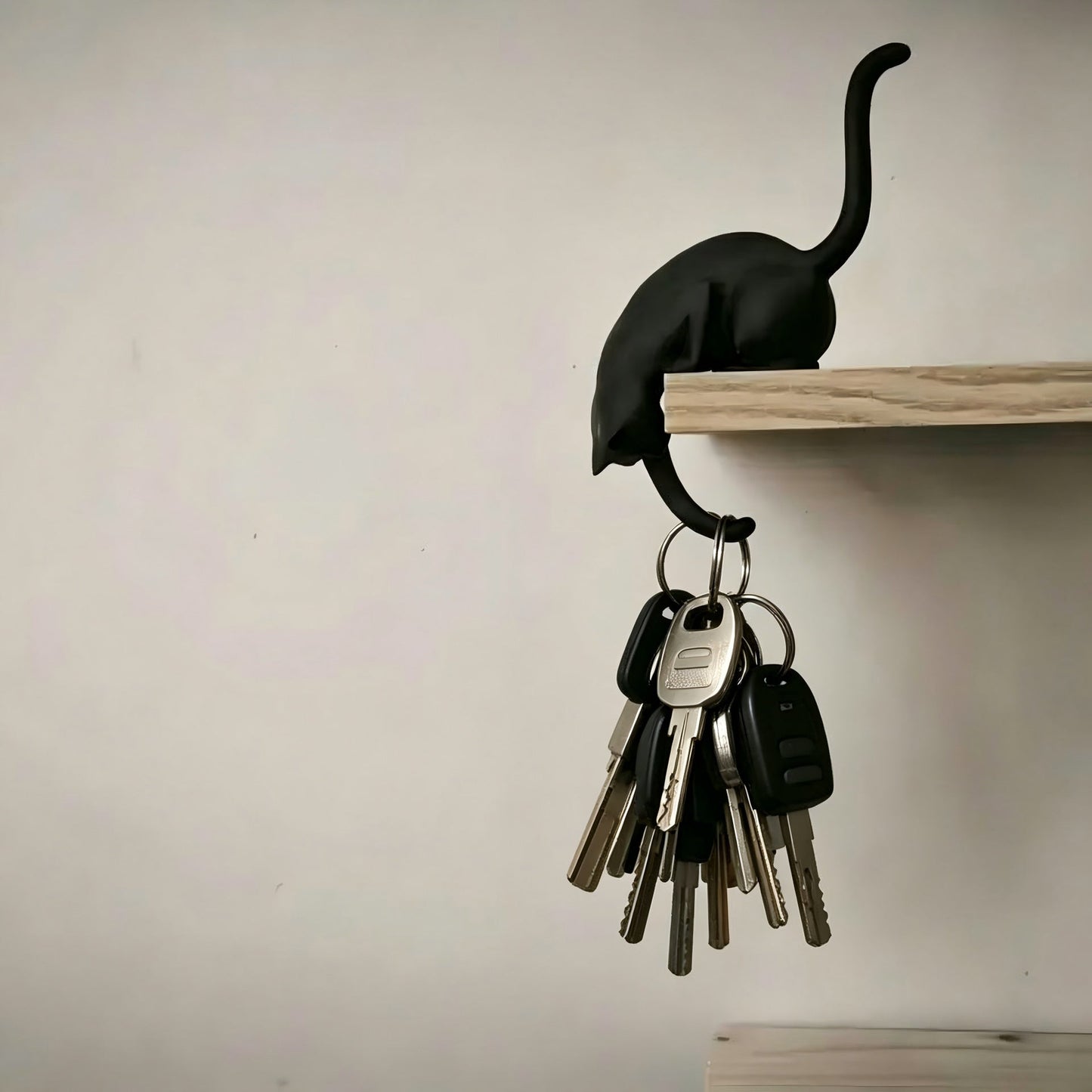 🐈‍This adorable cat figurine with LED lights can be placed on a bookshelf—it serves as both a cute bookshelf decoration and a practical keychain.