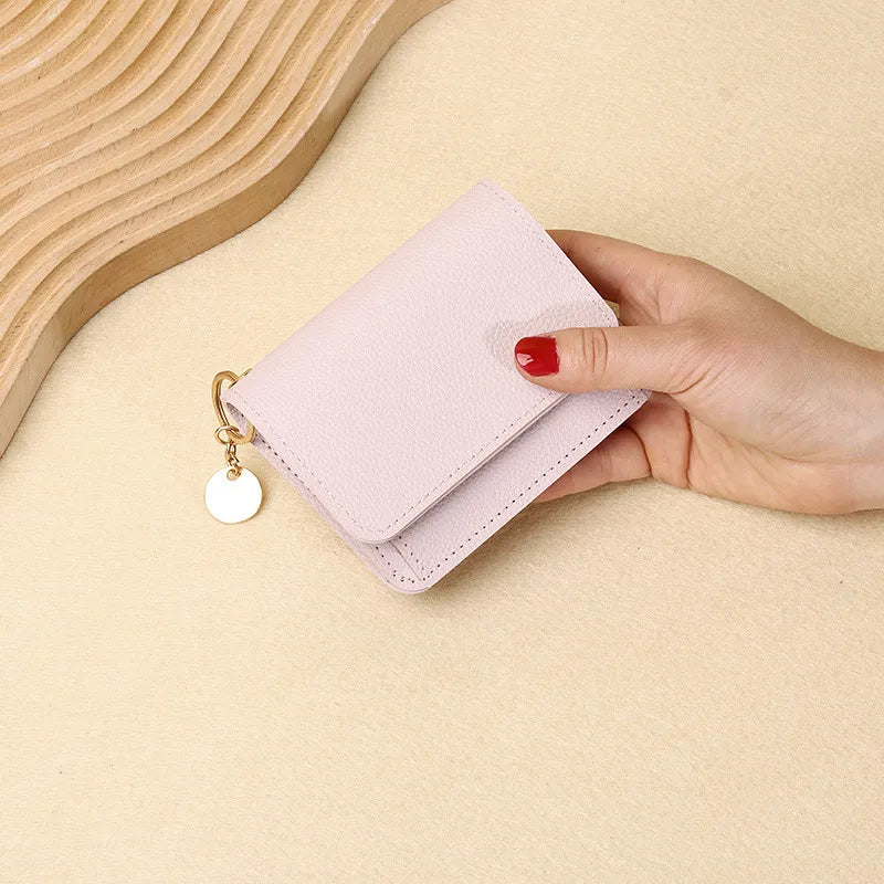 👜A retro-style wallet, palm-sized, that can hold multiple cards and features a hidden pocket.